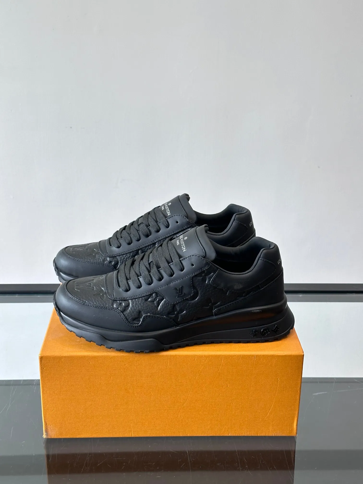 Men's Men's Shoes 💰500 [New Style] 🐡🐡LV🆕RUN AWAY sneakers, this Run Away sneaker is made of first-layer cowhide leather and breathable original material. The wedge-shaped rubber outsole continues the running shoe design, embellished with Monogram flowers, the L V letter is marked on the tongue, and the Louis Vuitton Paris logo is embellished on the back. Paired with brand logo cotton feet, the mesh lining and heel are spliced ​​and wrapped in cowhide, making the upper foot comfortable and breathable! size: 39-44 (38.45.46 customized)